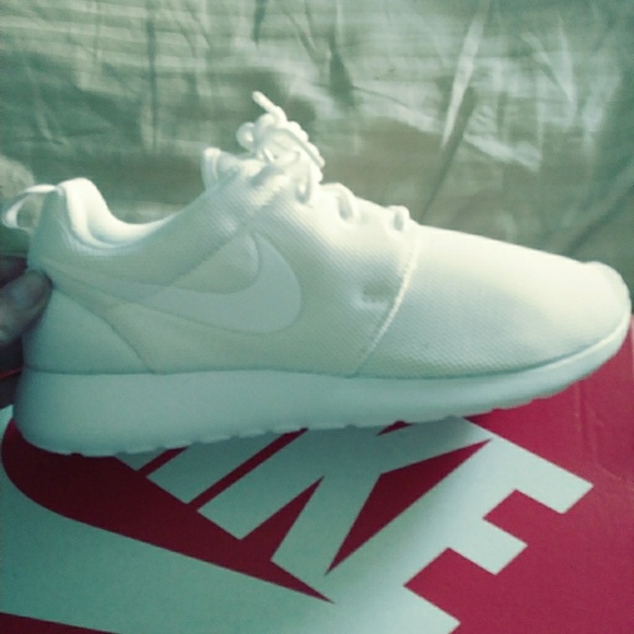 Size 8.5 FIT LIKE 7.5 Nike Womens Roshe ones - Picture 1 of 2
